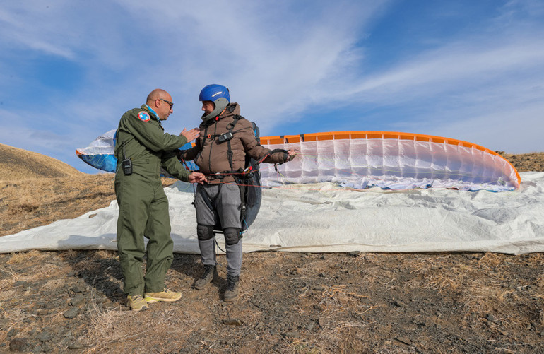 Hakkarili pilot, öğrencilerini gökyüzüyle buluşturuyor