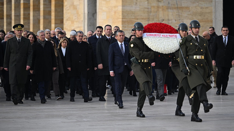 CHP lideri Özel, Anıtkabiri ziyaret etti