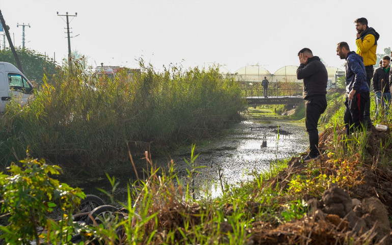 Olay yerinde eşinin cenazesini gözyaşlarıyla izleyen yakınları