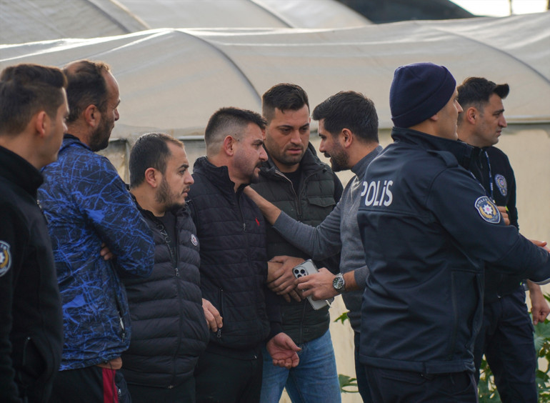 Kaza sonrası polis ve sağlık ekiplerinin çalışması