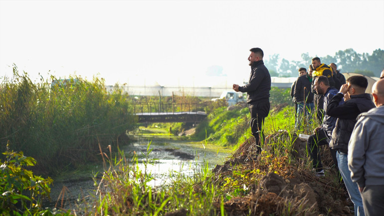 Kazada suya gömülen cip vinçle çıkarıldı