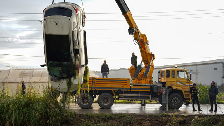 Sulama kanalına devrilen cipten kurtarma çalışmaları