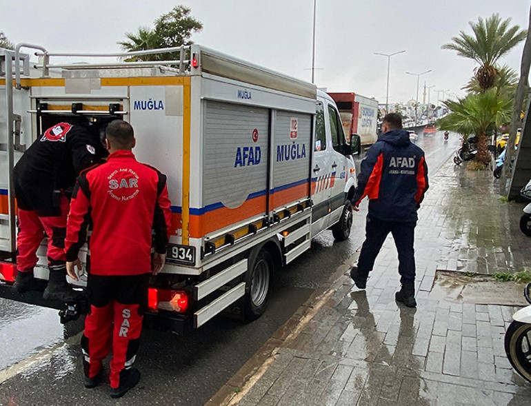 Balkanlar üzerinden geliyor: Hava bir anda değişecek | Meteorolojiden ani sel, fırtına ve yıldırım uyarısı: Bu illerde kuvvetli sağanak yağış olacak