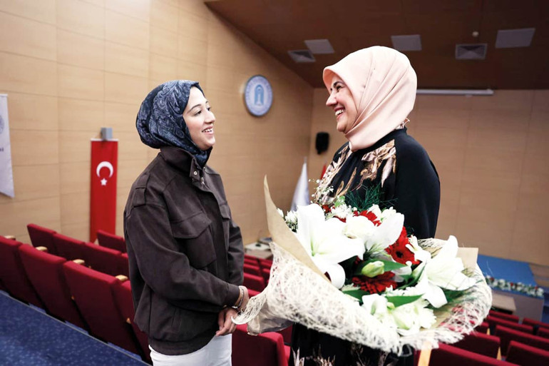  Gel kızım sana bir sarılayım