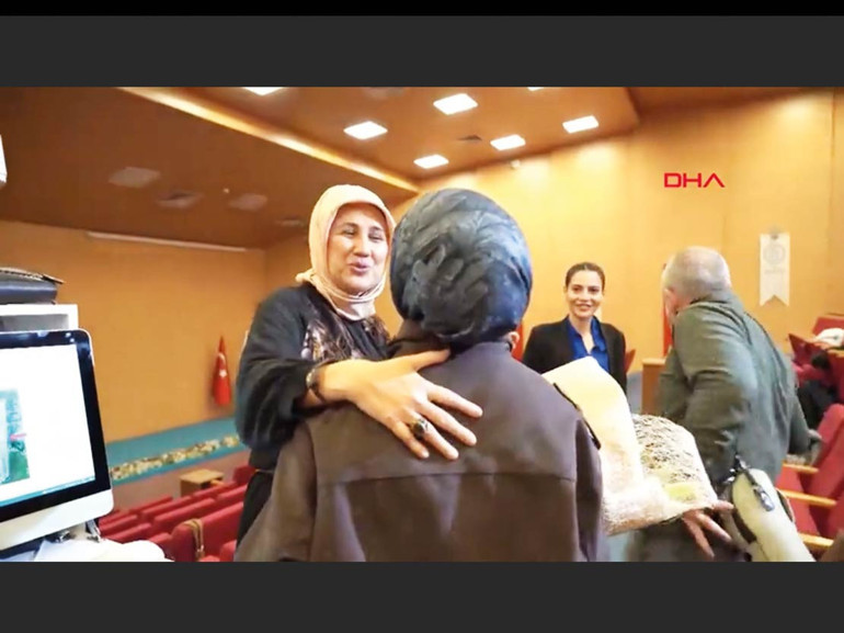  Gel kızım sana bir sarılayım