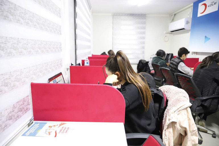  Gel kızım sana bir sarılayım