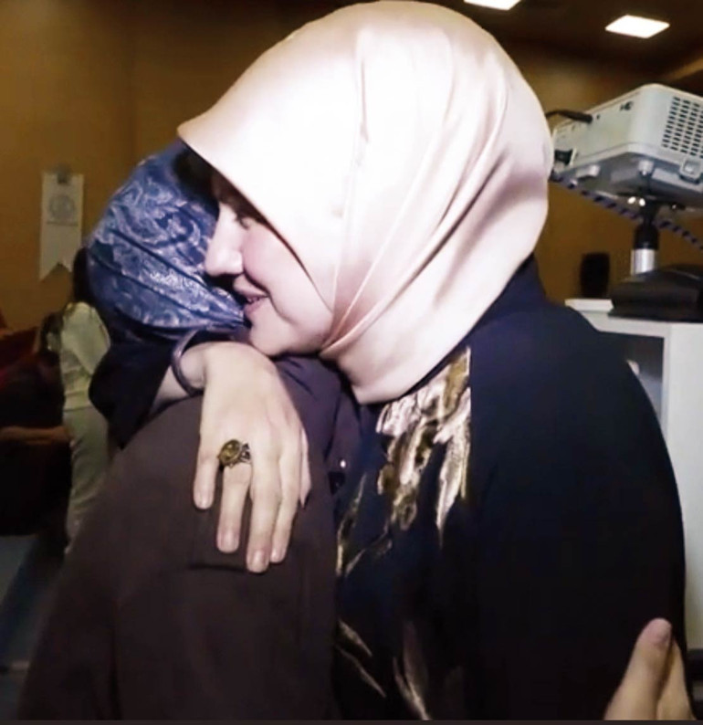  Gel kızım sana bir sarılayım