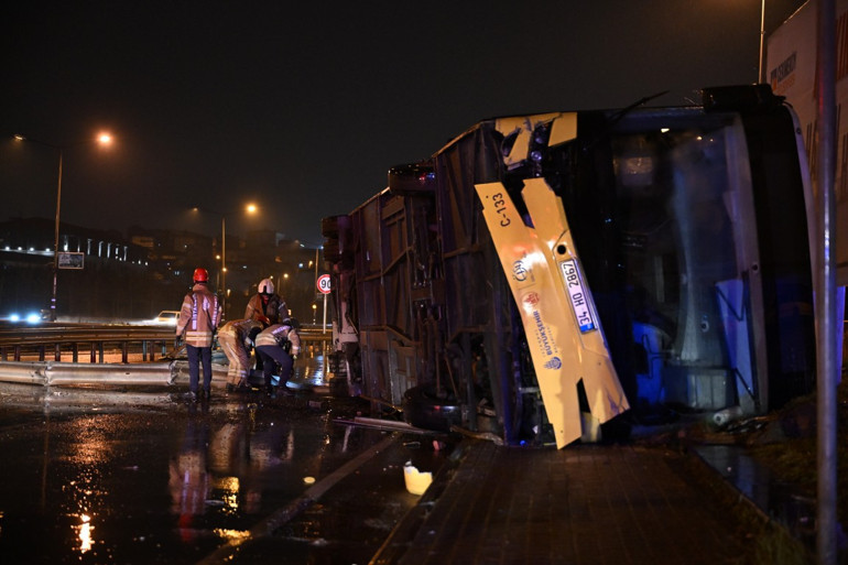 Çekmeköyde özel halk otobüsü devrildi