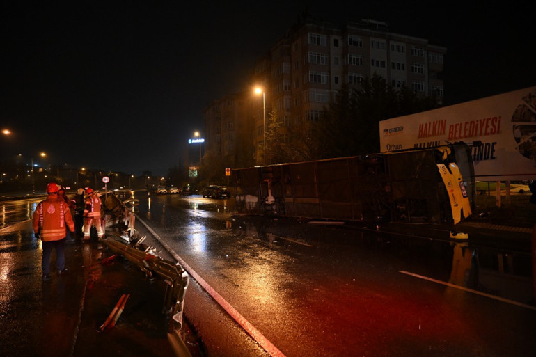 Çekmeköyde özel halk otobüsü devrildi