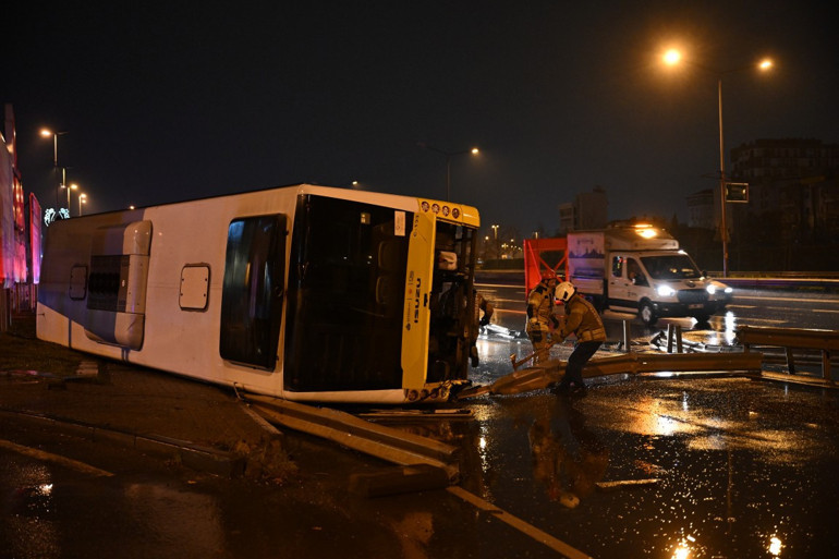 Çekmeköyde özel halk otobüsü devrildi