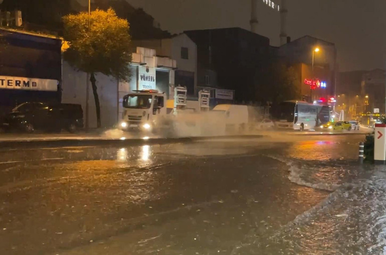 Sağanak sonrası su birikintisi