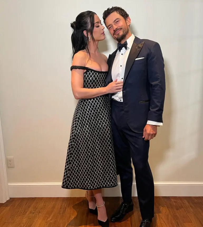 Eski başbakanla ilişki yaşıyordu… Ünlü şarkıcı sonunda aşkını ilan etti