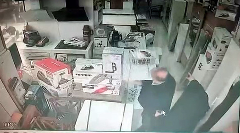 Mağazada inceleme yapan iki kadın