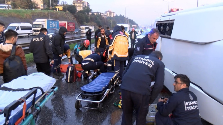 D-100 Karayolu'nda devrilen servis minibüsü