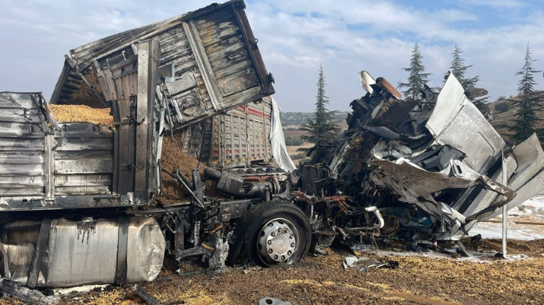 Kaza sonrası dökülen yük ve kapatılan otoyol
