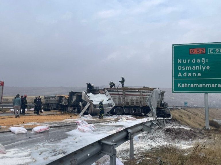 Otoyolda çarpışan TIR'lar alev aldı