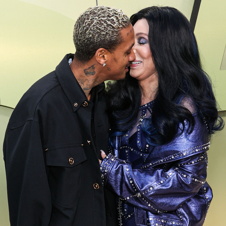 En sonunda kararını verdi… Efsane şarkıcı 80 yaşına bastığı gün 40 yaşındaki sevgilisiyle evlenecek