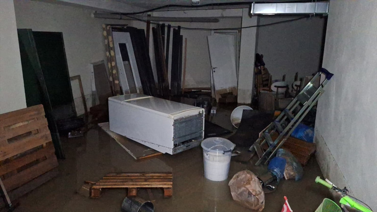 Site otoparkı göle döndü, araçlar hasar gördü