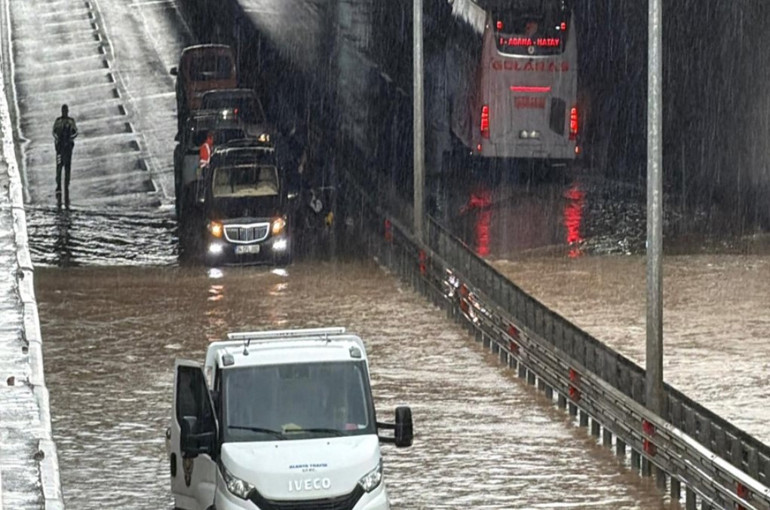 Alanyada sağanak sonrası alt geçitte mahsur kalan 8 kişi kurtarıldı