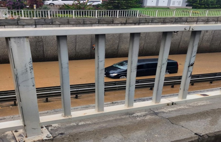 Alanyada sağanak sonrası alt geçitte mahsur kalan 8 kişi kurtarıldı