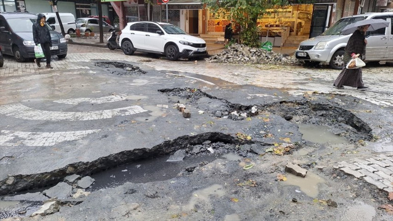 İstanbulda pes dedirten olay Araç, İSKİnin kazıp bıraktığı çukura düştü