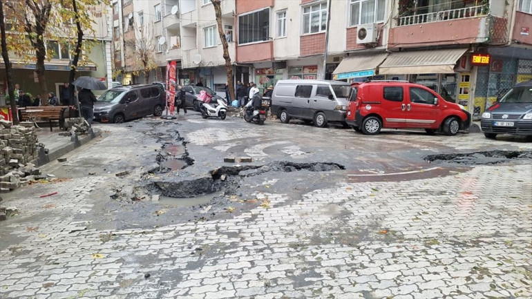 İstanbulda pes dedirten olay Araç, İSKİnin kazıp bıraktığı çukura düştü