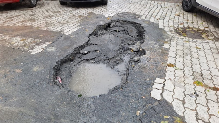 İstanbulda pes dedirten olay Araç, İSKİnin kazıp bıraktığı çukura düştü