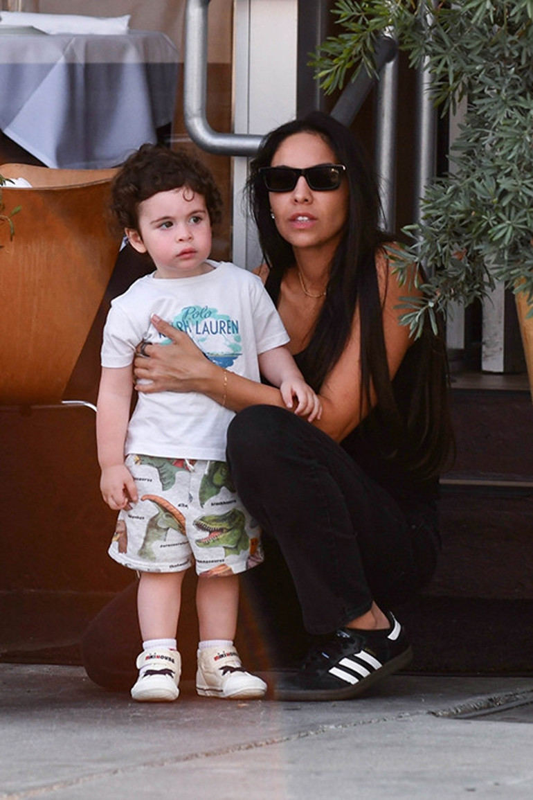 Ben bekar öleceğim diye yemin etmişti... Tam torunu yaşında sevgili ararken parmağında alyansla ortaya çıktı