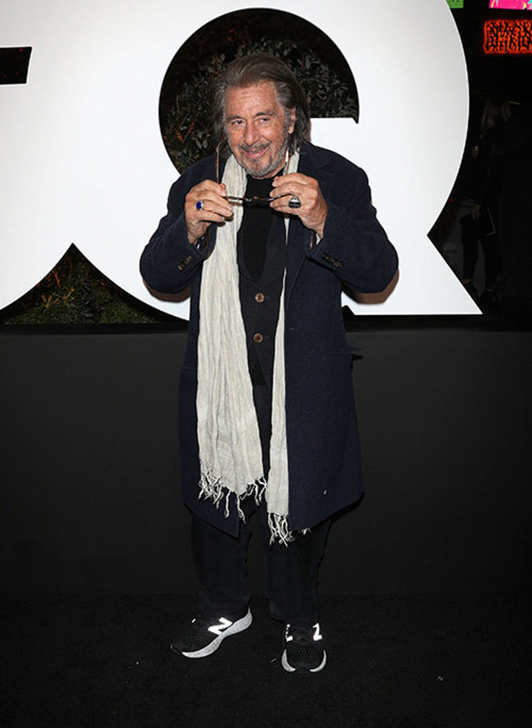 Ben bekar öleceğim diye yemin etmişti... Tam torunu yaşında sevgili ararken parmağında alyansla ortaya çıktı