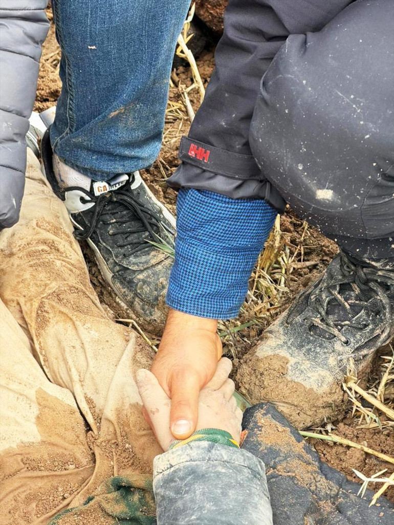 Çocuğu diri diri gömdü... Toprak altından çıkarıldı