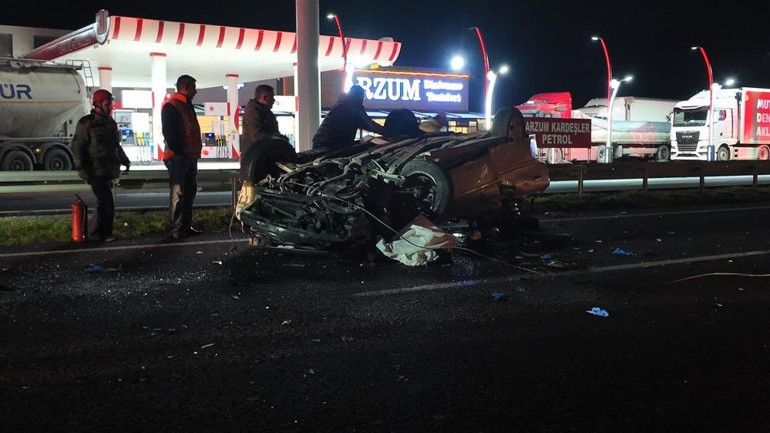 Ankara-Eskişehir yolunda feci kaza Otomobil tıra arkadan çarpıp takla attı: 1 ölü, 1i ağır 3 yaralı