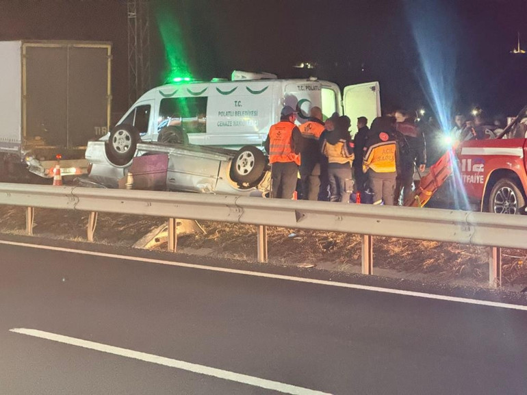 Ankara-Eskişehir yolunda feci kaza Otomobil tıra arkadan çarpıp takla attı: 1 ölü, 1i ağır 3 yaralı