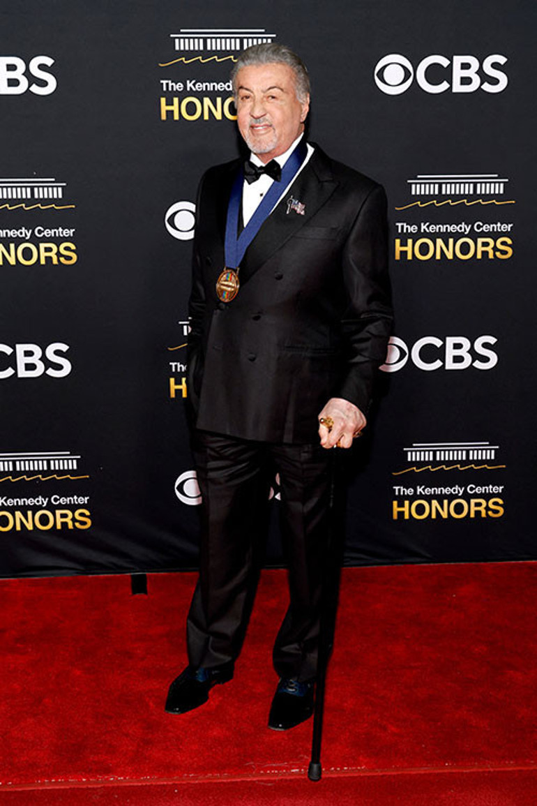 Tek hareketiyle bir orduyu bile yok ediyordu... Aksiyon filmlerinin efsanesi artık bastonla yürüyor