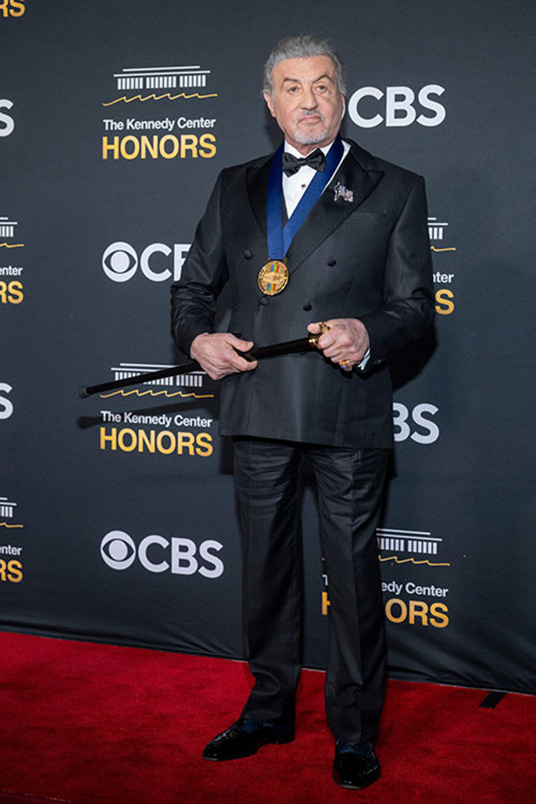 Tek hareketiyle bir orduyu bile yok ediyordu... Aksiyon filmlerinin efsanesi artık bastonla yürüyor