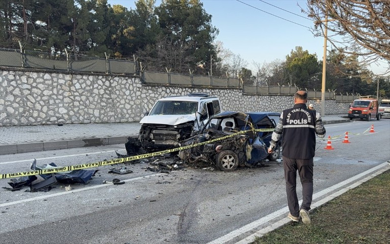 3 aracın karıştığı feci kazada 2 kişi hayatını kaybetti