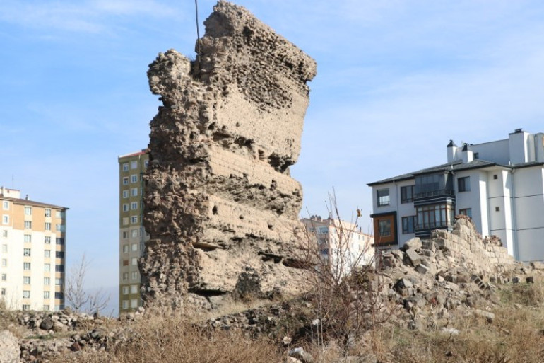  Üzerindeki gecekondular kaldırılmalı, çok önemli bir noktadayız