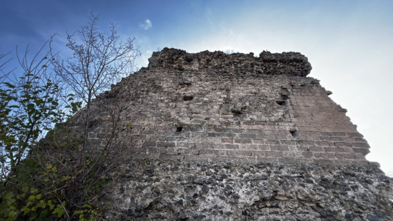  Üzerindeki gecekondular kaldırılmalı, çok önemli bir noktadayız