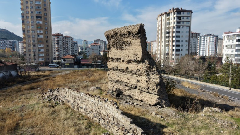  Üzerindeki gecekondular kaldırılmalı, çok önemli bir noktadayız