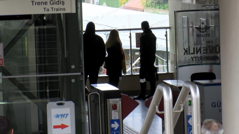İstanbulda Marmaray istasyonunda bir kişi raylara düştü