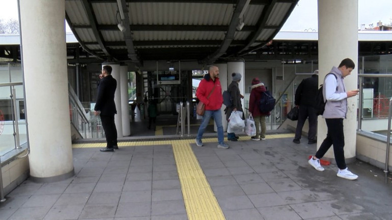 İstanbulda Marmaray istasyonunda bir kişi raylara düştü