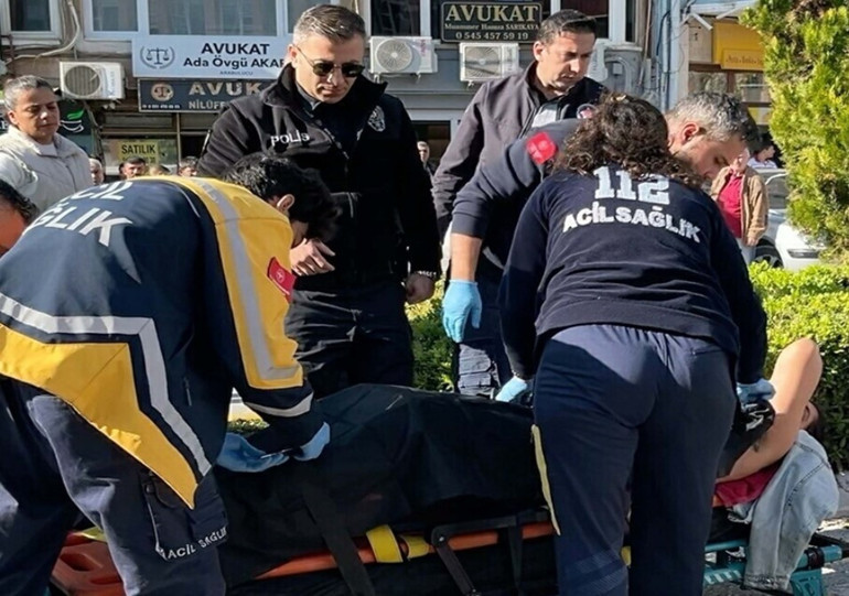 Adliye önünde boşanma aşamasındaki eşini bıçakladı