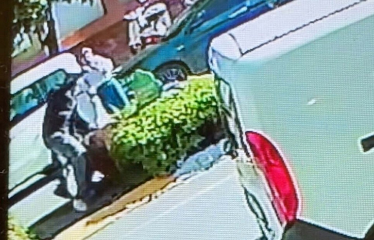 Adliye önünde boşanma aşamasındaki eşini bıçakladı