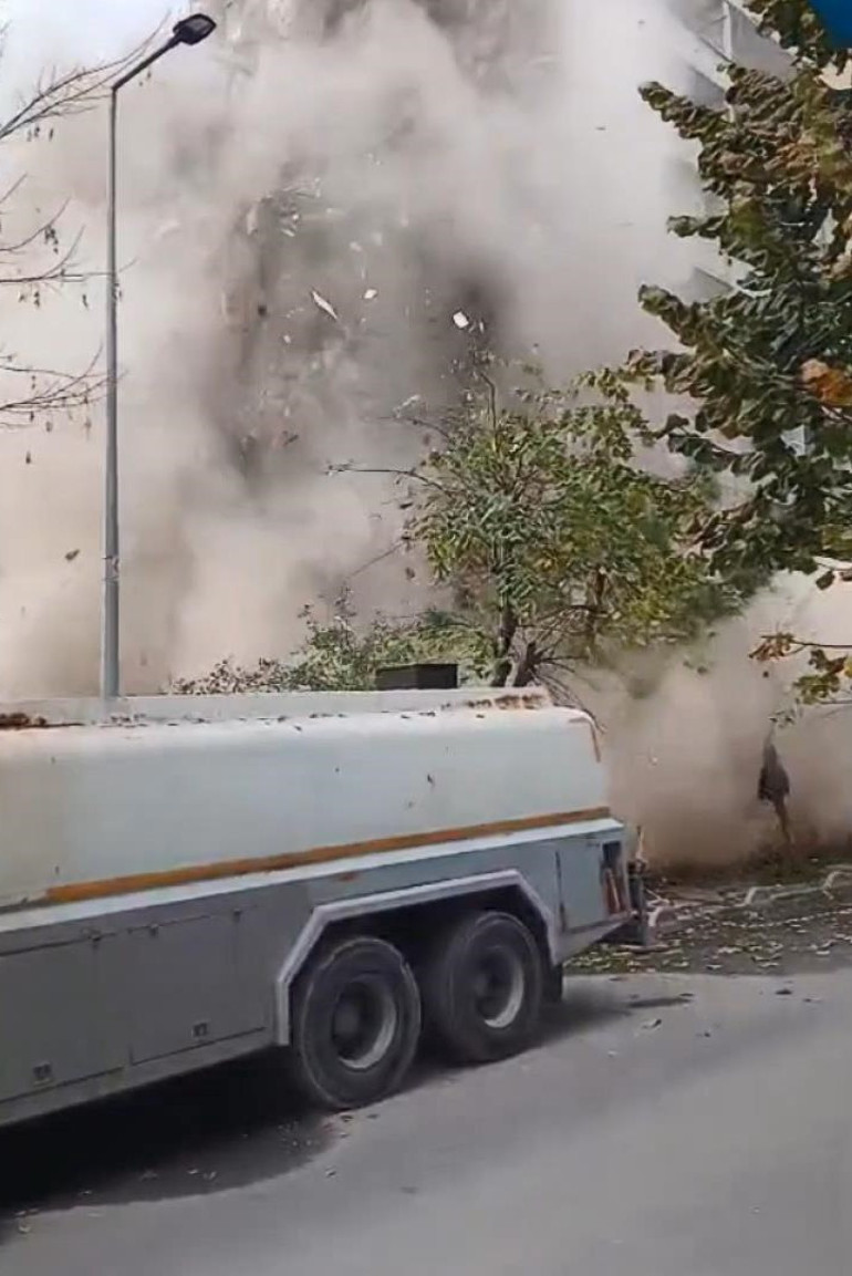 Bağcılarda 8 katlı bina yıkım sırasında çöktü