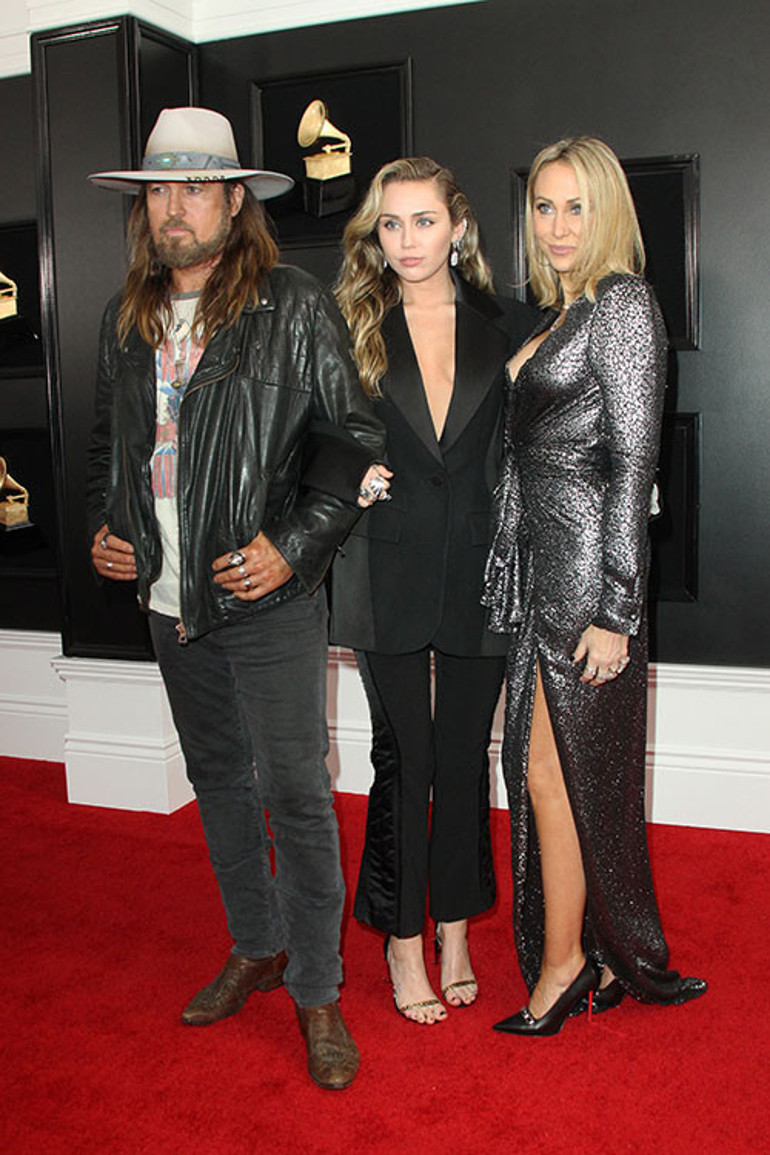 Ünlü yıldızın yeni aşk ve nişan sevincine gölge düştü... Seni daha 12 yaşımdayken ben doğurdum... Sonra da annen ve baban sandığın insanlara evlatlık verdim