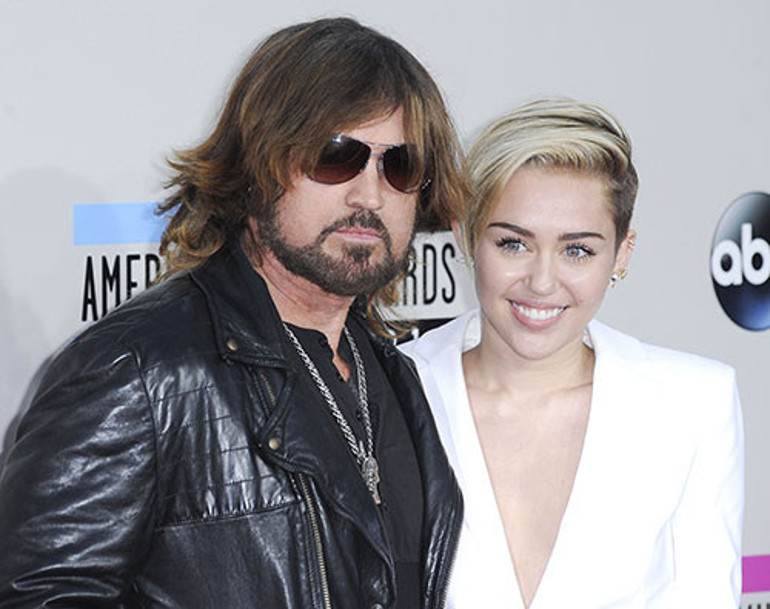 Ünlü yıldızın yeni aşk ve nişan sevincine gölge düştü... Seni daha 12 yaşımdayken ben doğurdum... Sonra da annen ve baban sandığın insanlara evlatlık verdim