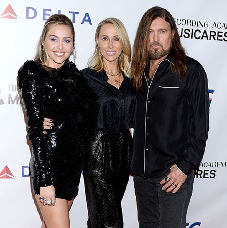 Ünlü yıldızın yeni aşk ve nişan sevincine gölge düştü... Seni daha 12 yaşımdayken ben doğurdum... Sonra da annen ve baban sandığın insanlara evlatlık verdim