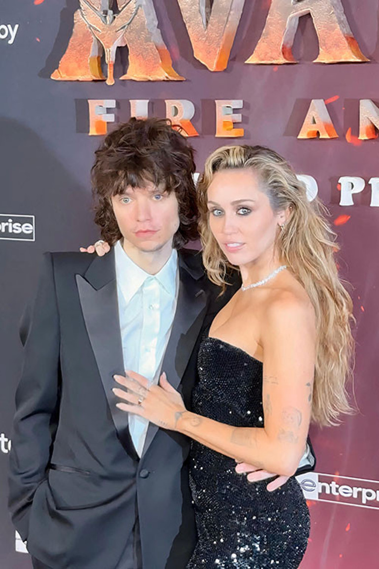 Ünlü yıldızın yeni aşk ve nişan sevincine gölge düştü... Seni daha 12 yaşımdayken ben doğurdum... Sonra da annen ve baban sandığın insanlara evlatlık verdim