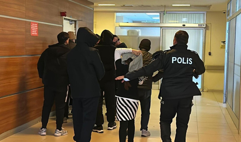 Polisten kaçarken kaza yaptı, içinden 20 kaçak göçmen çıktı