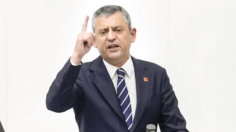 Bütçede hem jest hem atışma