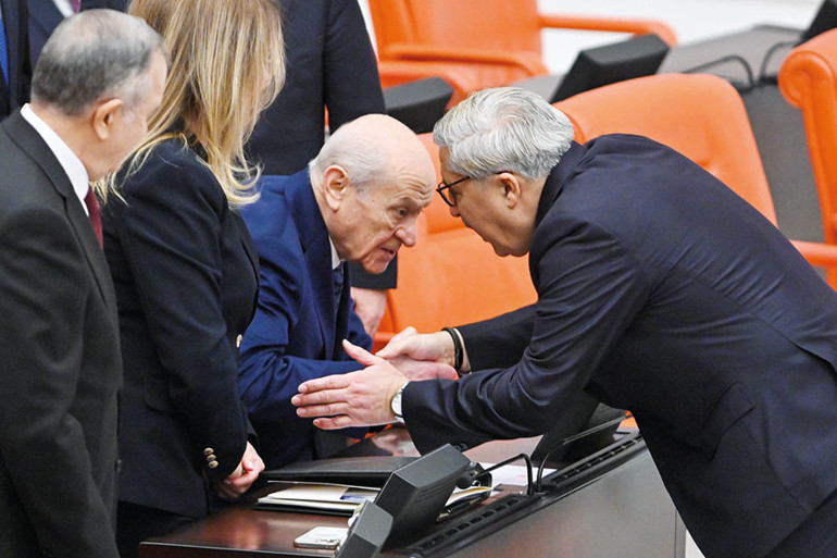 Bütçede hem jest hem atışma